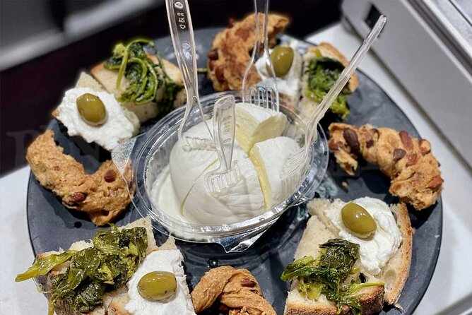 Eating Naples Street Food Tour with Guided Tasting and Sightseeing - Eating your way along Via dei Tribunali
