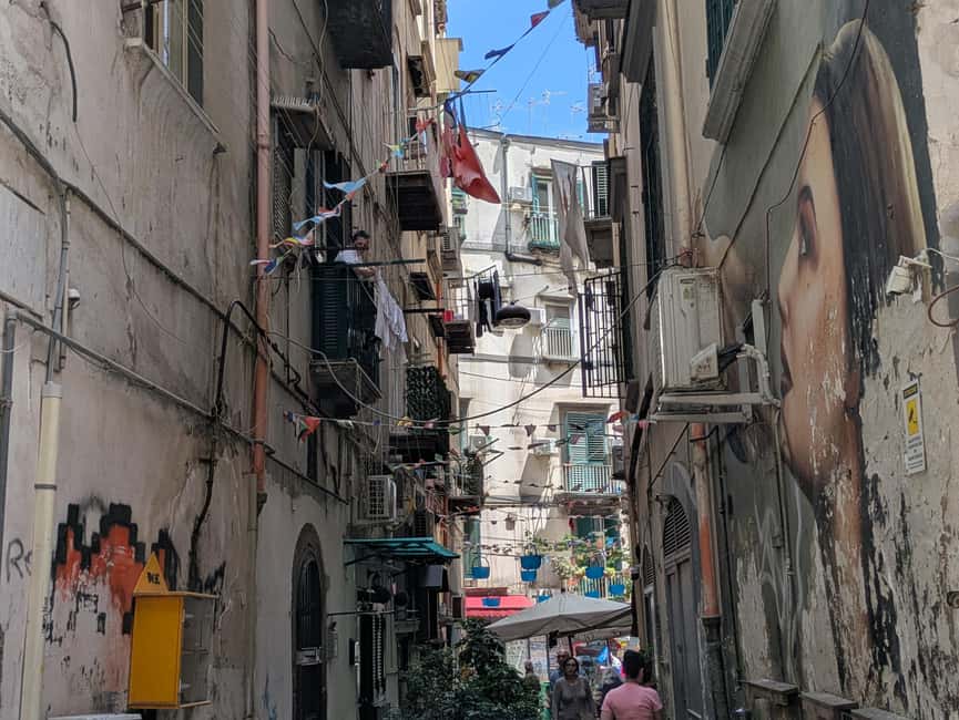 Esoteric Naples: Secrets, Ghosts & Street Food Tour - Pizza a portafoglio, Naples’ foldable street meal