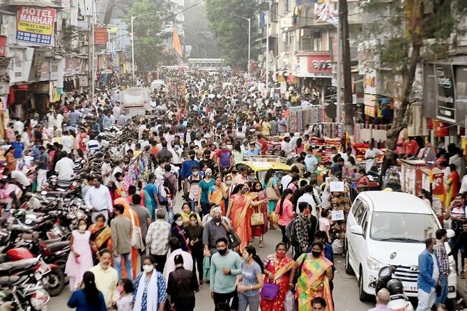 Experience and Fall in love with the street food of Mumbai, India - Dadar and the comfort of pav bhaji