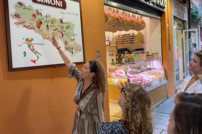 Food markets tour with a local! - Walking through the Quadrilatero