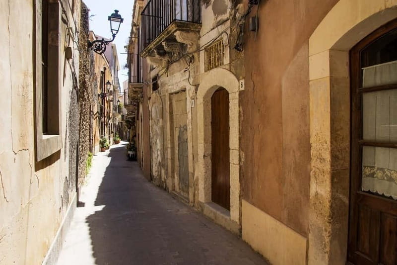 Guided tour of Ortigia with Fish Street Food at the market - Piazza Duomo and the Cathedral of Syracuse