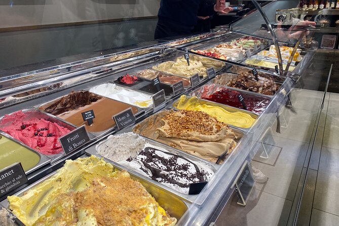 Guided Venice Street Food Tour and City Sightseeing - Sweet stops: cakes, buranelli biscuits, and gelato