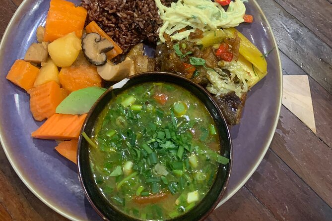 Hanoi: 7 Tasting Street Food Walking Tour and Train Street - What the food stops add to the experience