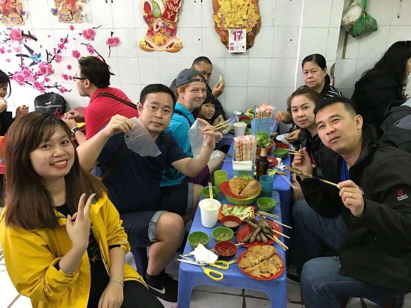 Hanoi: Eat Like a Local Small Group Street Food Tour - Papaya salad and the first taste of Hanoi’s food culture