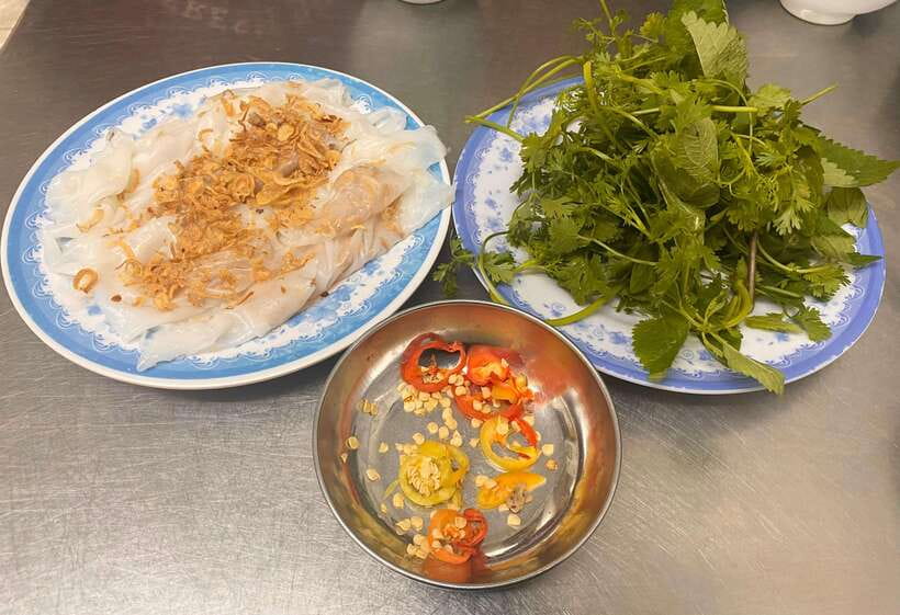 Hanoi: Guided Street Food Tour with Train Street Experience - Who Should Book This Hanoi Food Walk?
