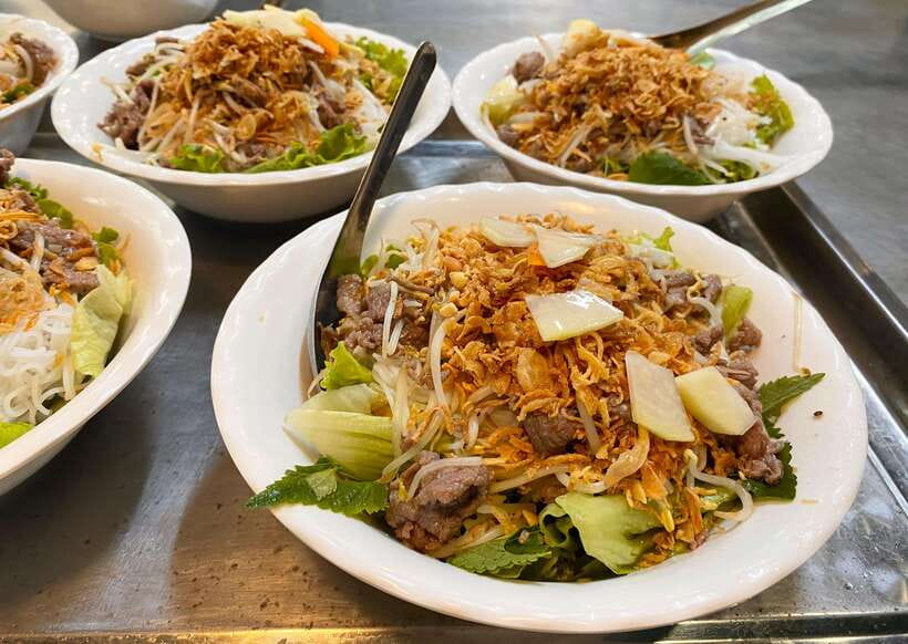 Hanoi: Guided Street Food Tour with Train Street Experience - Meeting at Cafe Dinh and Getting Started