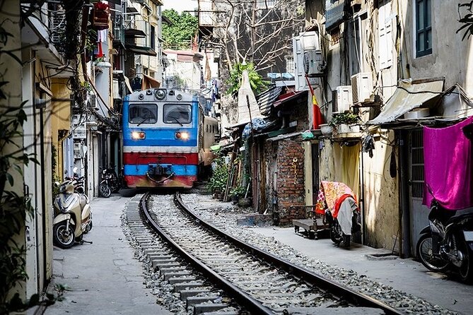 Hanoi Michelin Star Street Food Walking Tour & Train-Street - Reaching Train Street for the final scene