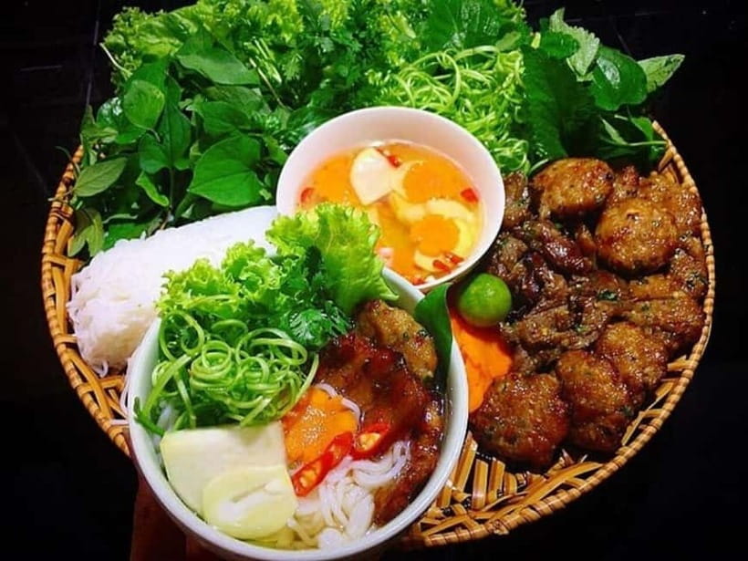 Hanoi: Old Quarter Street Food Tour - Phở bò gives you Hanoi in a bowl