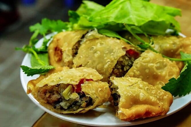 Hanoi street food walking and train street visit - Guide quality and the small-group format
