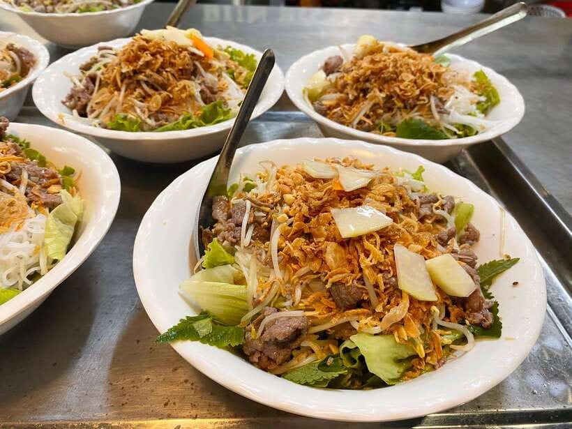 Hanoi: Vietnamese Street Food Tour with Egg Coffee - Why a food walk is the right first look at Hanoi