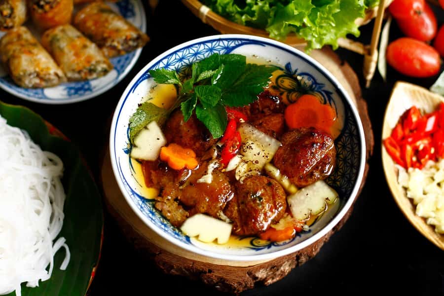 Hanoi: Vietnamese Street Food Tour with Local Guide - Group size, accessibility, and practical comfort