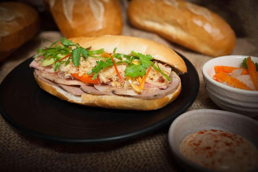 Hanoi: Vietnamese Street Food Tour with Local Guide - Meeting in Hoàn Kiếm and entering the Old Quarter