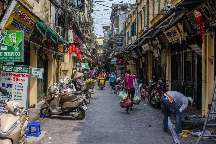 Hanoi: Walking Street Food Tour & Train Street w/Local Guide - Why this Hanoi food walk works so well