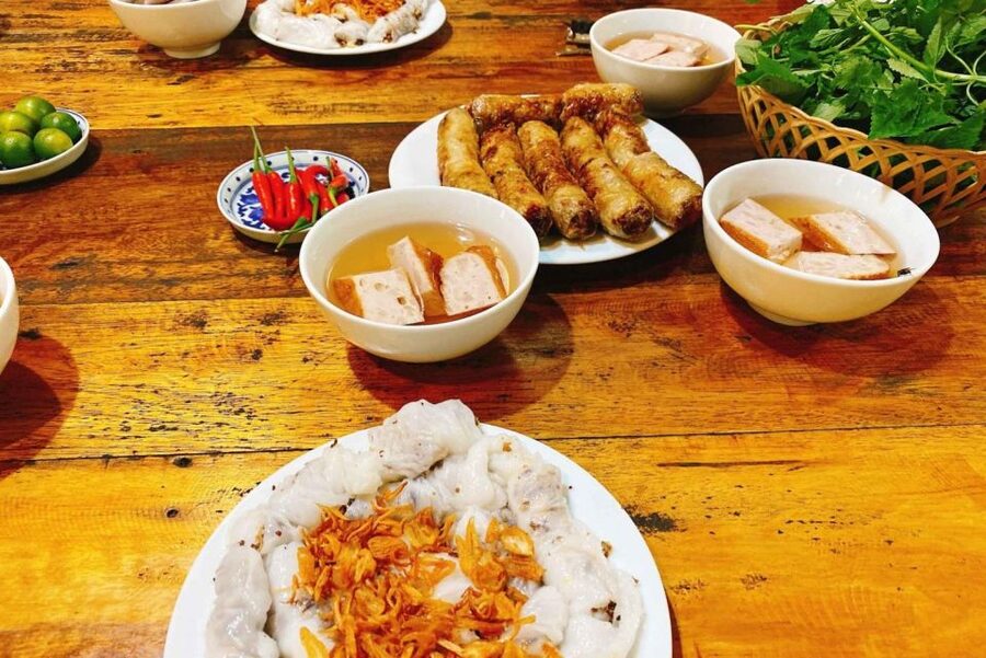 Hanoi: Walking Street Food Tour & Train Street w/Local Guide - The food stops: bún chả, bánh mì, bánh cuốn, and more
