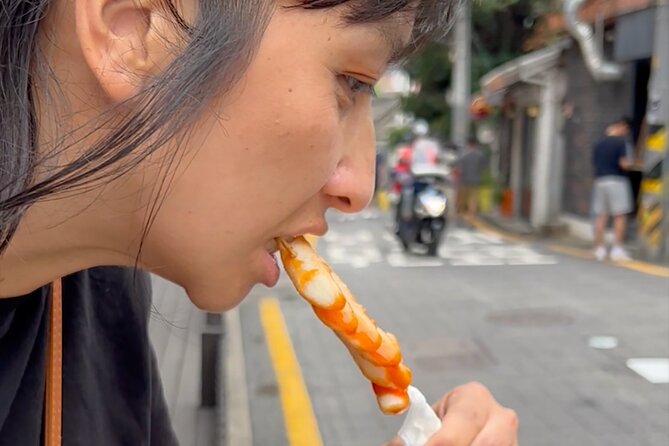 Hidden Street Food food tour in Seoul - Sitting down for a Korean meal in Chebu-dong