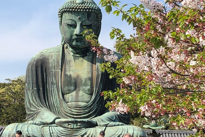 Historic Kamakura: Temples, Shrines and Street Food Private Walking Tour - Tsurugaoka Hachimangu shows Kamakura’s public face