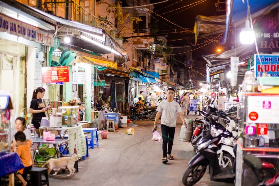 Ho Chi Minh City: Private Street Food Evening Walking Tour - Bột chiên and bánh cuốn in the food alleys