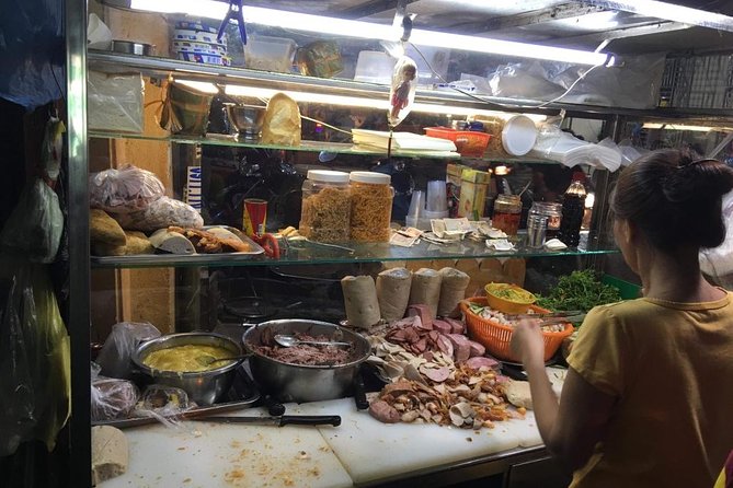 Ho Chi Minh City: Street Food Walking Tour with 12 Tastings - The first bites: 12 Vietnamese foods and drinks
