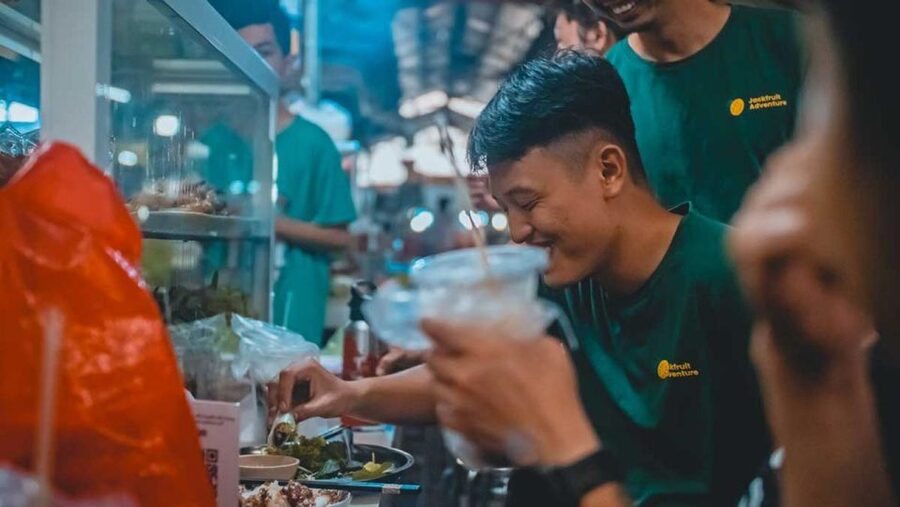 Ho Chi Minh City: Street Foodie Night Cycling Tour - District 4: the first taste of local evening life