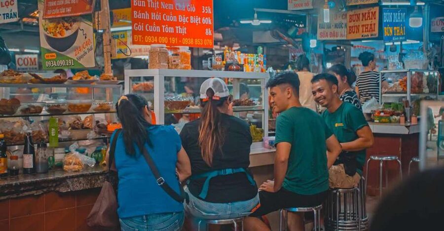Ho Chi Minh City: Street Foodie Night Cycling Tour - District 10: the longest food stop