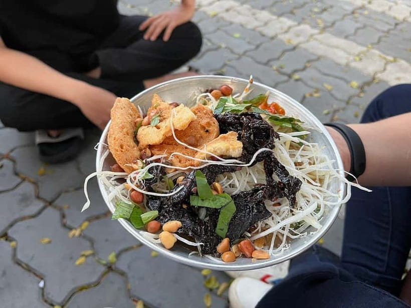 Ho Chi Minh: Original Walking Street Food Tour with Foodies - First tastes: bánh cuốn and grilled banana