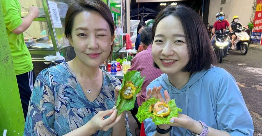 Ho Chi Minh: Street Food Experience in Saigon by Walking - First tastes: bánh xèo and bánh khọt