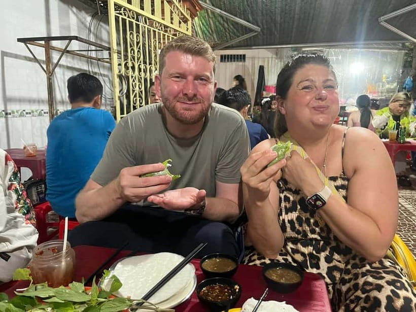 Ho Chi Minh: Street Food & Sightseeing Tour with Local Guide - Nguyen Thien Thuat Apartment Park and old Saigon