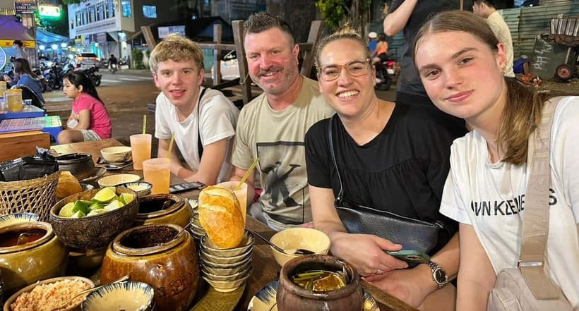Ho Chi Minh: Street Food & Sightseeing Tour with Local Guide - What the 210-minute schedule feels like