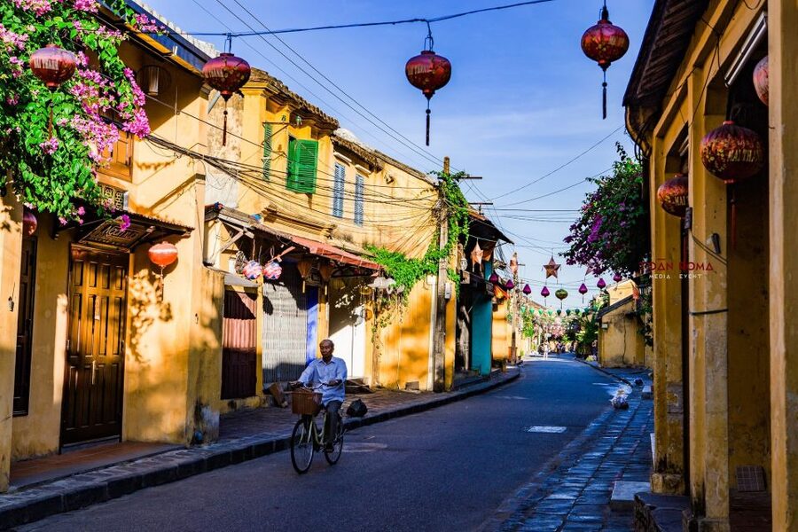 Hoi An: 2.5-Hour Street Food Tour - Meeting the guide and setting out