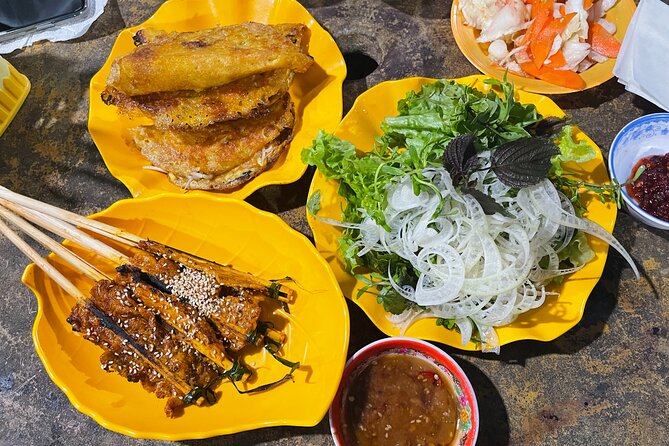 Hoi An Foldable Bamboo Silk Lantern and Evening Street Food Tour - Hoi An Night Market after dark
