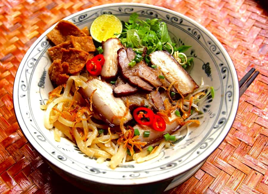Hoi An Street Food Tour with Locals - Starting at BeBe Tailor and entering the old town