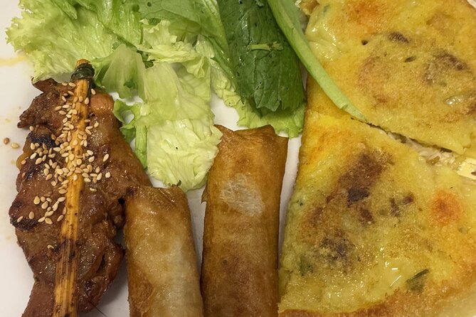 Hoi An Street Food Walking Tour with Local Foodies - Walking, timing, and group size