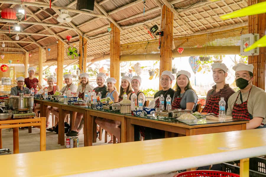 Hoi An: Unique Street Food Tour - Evening Streets, Walking Pace, and Comfort
