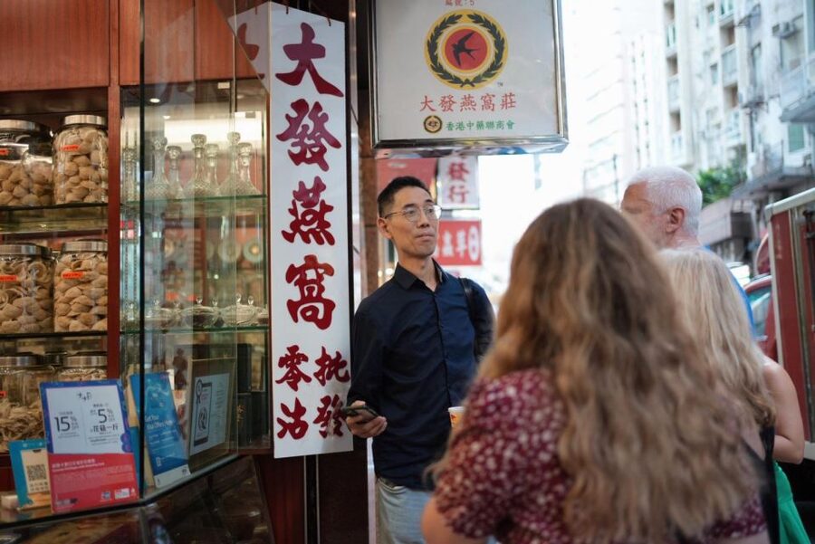 Hong Kong: Street Food Tour with Locals - Dim Sum and Wonton - Queen’s Road Central and the final tastings