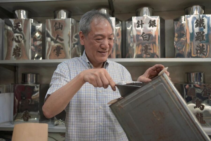 Hong Kong: Street Food Tour with Locals - Dim Sum and Wonton - Wing Lok Street and the luxury dried seafood trade