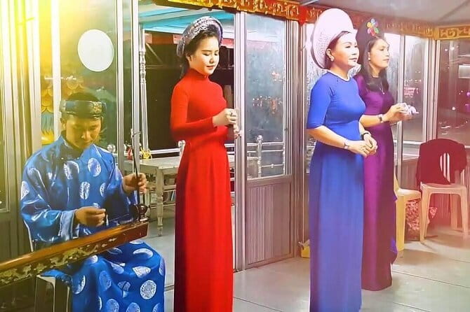 Hue Night Tour: Cyclo, Street Food & Folk Music on Perfume River - Hue sweet soup gives the evening a second food act