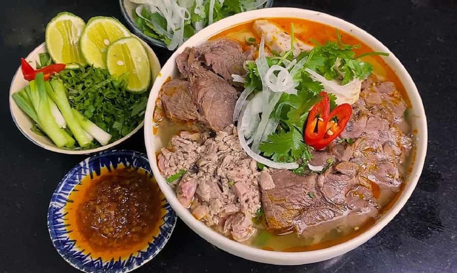 Hue Street Food Walking Tour with Local Dishes - Bún Hến Brings Mussels and Crunch