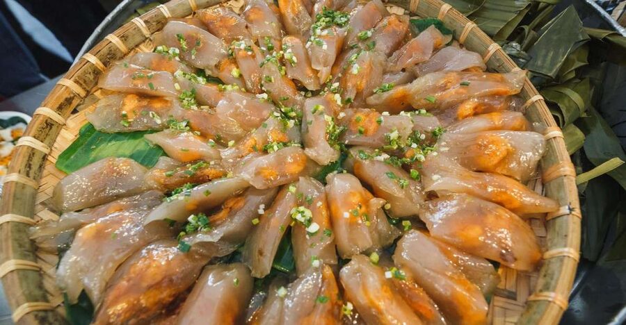Hue Walking Street Food Tour - Nam and loc cakes: a small start with big flavor