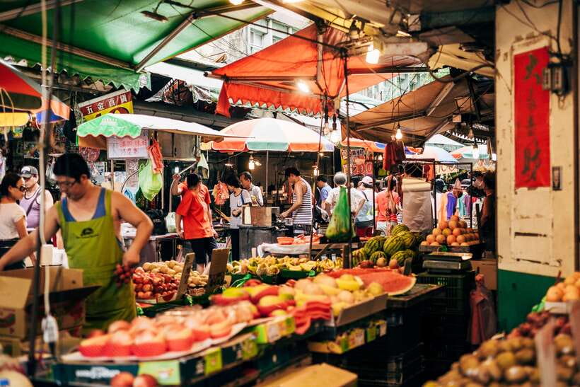 Iconic Food Tour: Local Street Food, Drinks & Sites - Key points at a glance