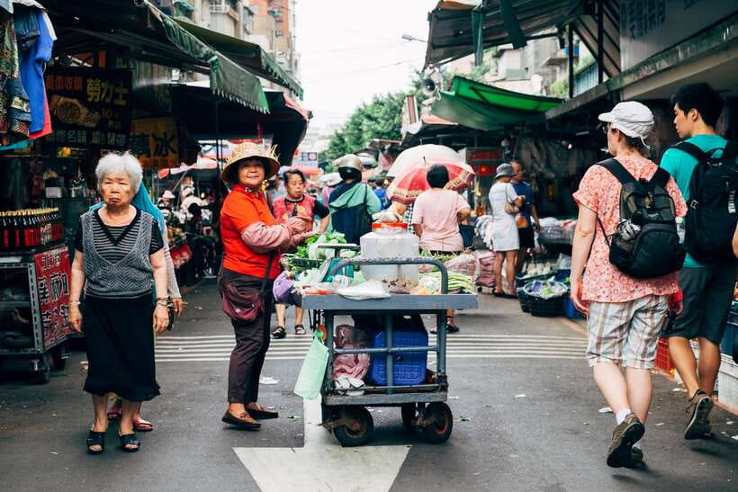 Iconic Food Tour: Local Street Food, Drinks & Sites - The guide can make or break the food challenge