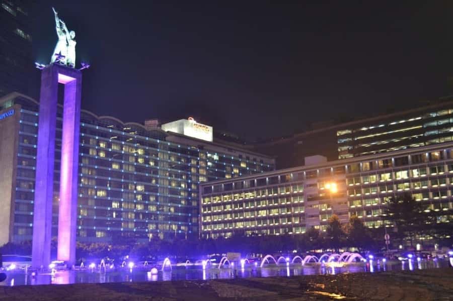 Jakarta: Private Guided Sightseeing & Street Food Night Tour - The Welcome Statue and Jakarta’s bright central core