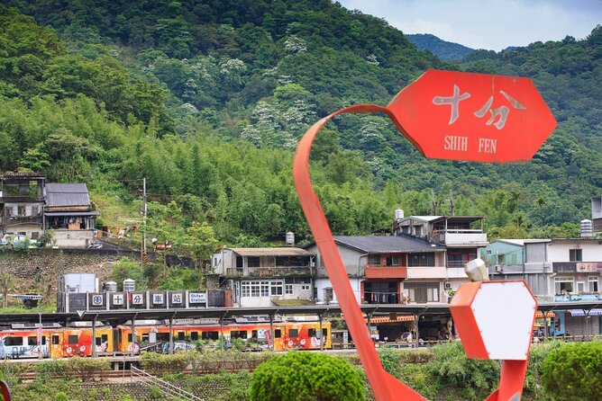 Jiufen, Heping Island Park & Keelung Night Market Day Tour - Keelung Miaokou Night Market: the evening belongs to food