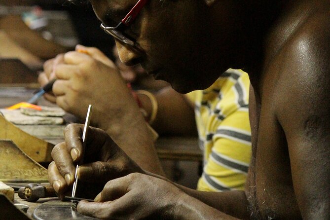 Kolkata Midtown Madness- A Street Food & Nightlife Tour - Ganesh Chandra Avenue and the old-school bar finale