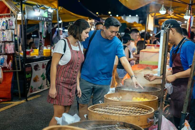 Kuala Lumpur: Local Street Food Night Tour - Walking through Jalan Alor after dark