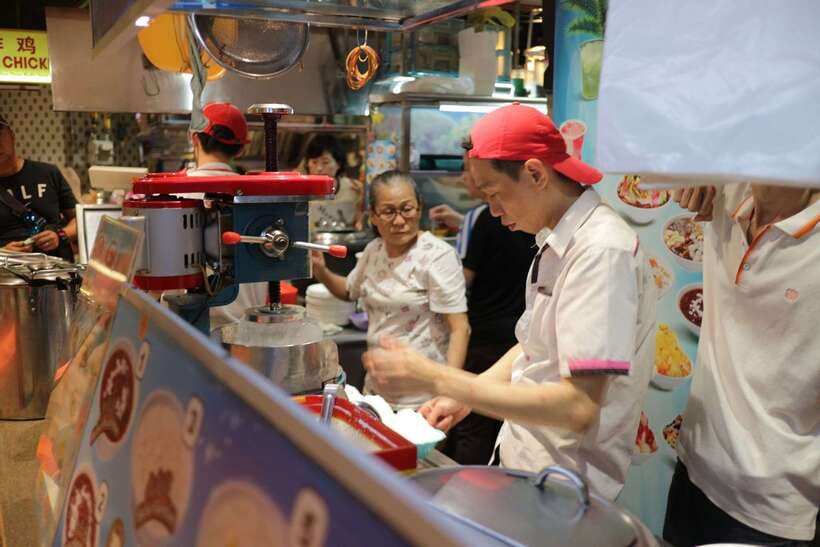 Kuala Lumpur: Nightlife Street Food Tour with 6 Tastings - What the guides add to the evening