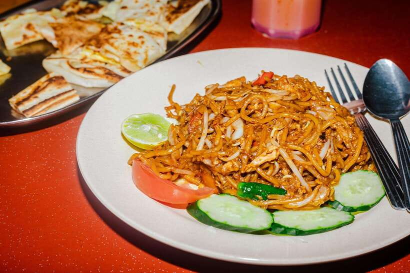 Kuala Lumpur: Sambal Street Food Tour with 15+ Tastings - Kampung Baru and Chow Kit beyond the tourist circuit