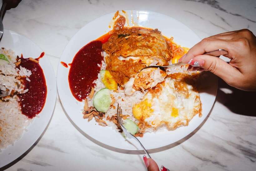 Kuala Lumpur: Sambal Street Food Tour with 15+ Tastings - How the guides shape the experience