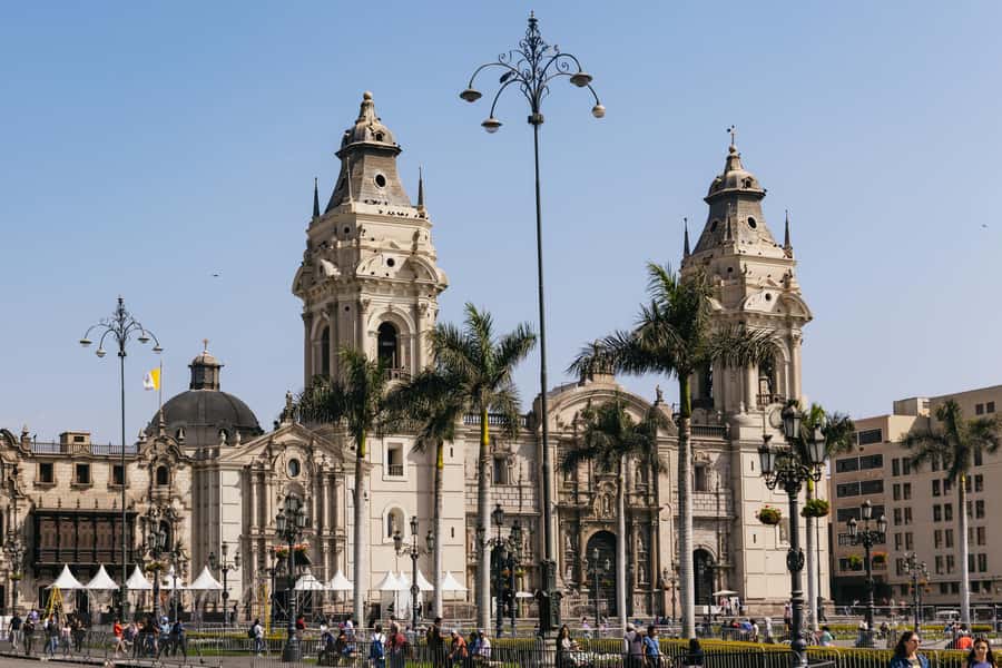 Lima: Historic Center Street Food, Market, and Eateries Tour - How the guiding affects the experience