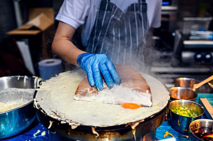 London: Private Shoreditch Street Food Tour with 7 Dishes - Choosing Ghanaian cocoa truffles