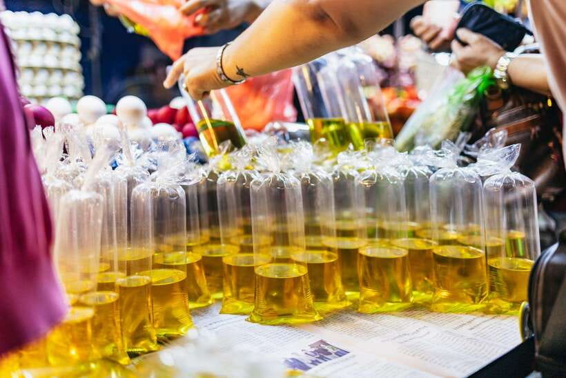 Manila: Guided Night Market Experience - Filipino street food, snacks, and Halo-Halo